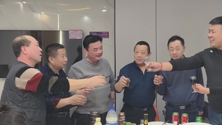 ارفع الزجاج تقديرًا لروح الحرفي، وضم الأيدي وابدأ في رحلة جديدة معًا